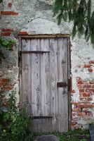wooden-door-408386_640